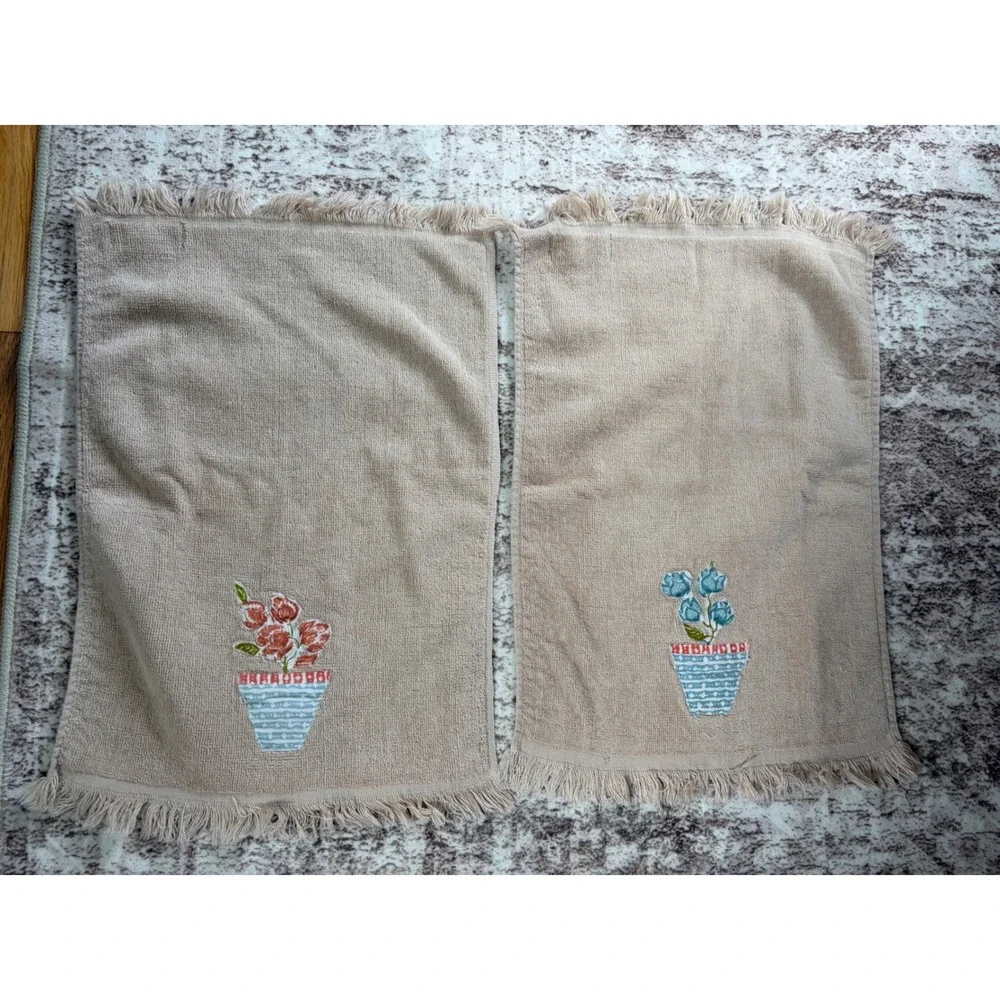 VTG Beige Embroidered Flower Hand Finger Tip Towels Set of 2